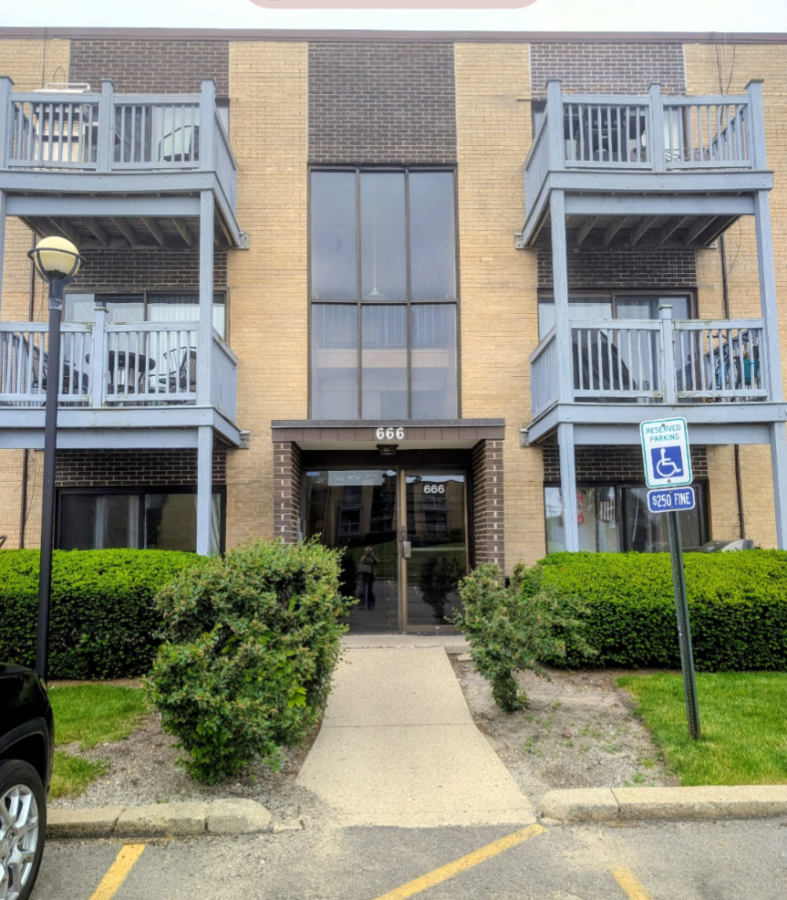 666 Pinecrest Drive #102, Prospect Heights, IL