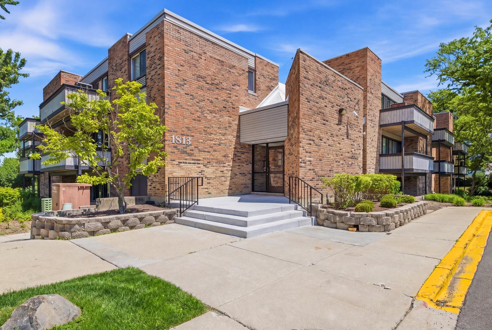 1813 Hemlock Place #110, Schaumburg, IL