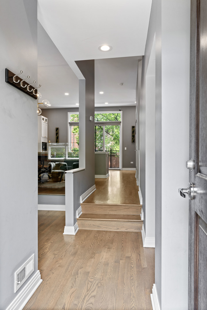 2631 N Hartland Court, Chicago, IL