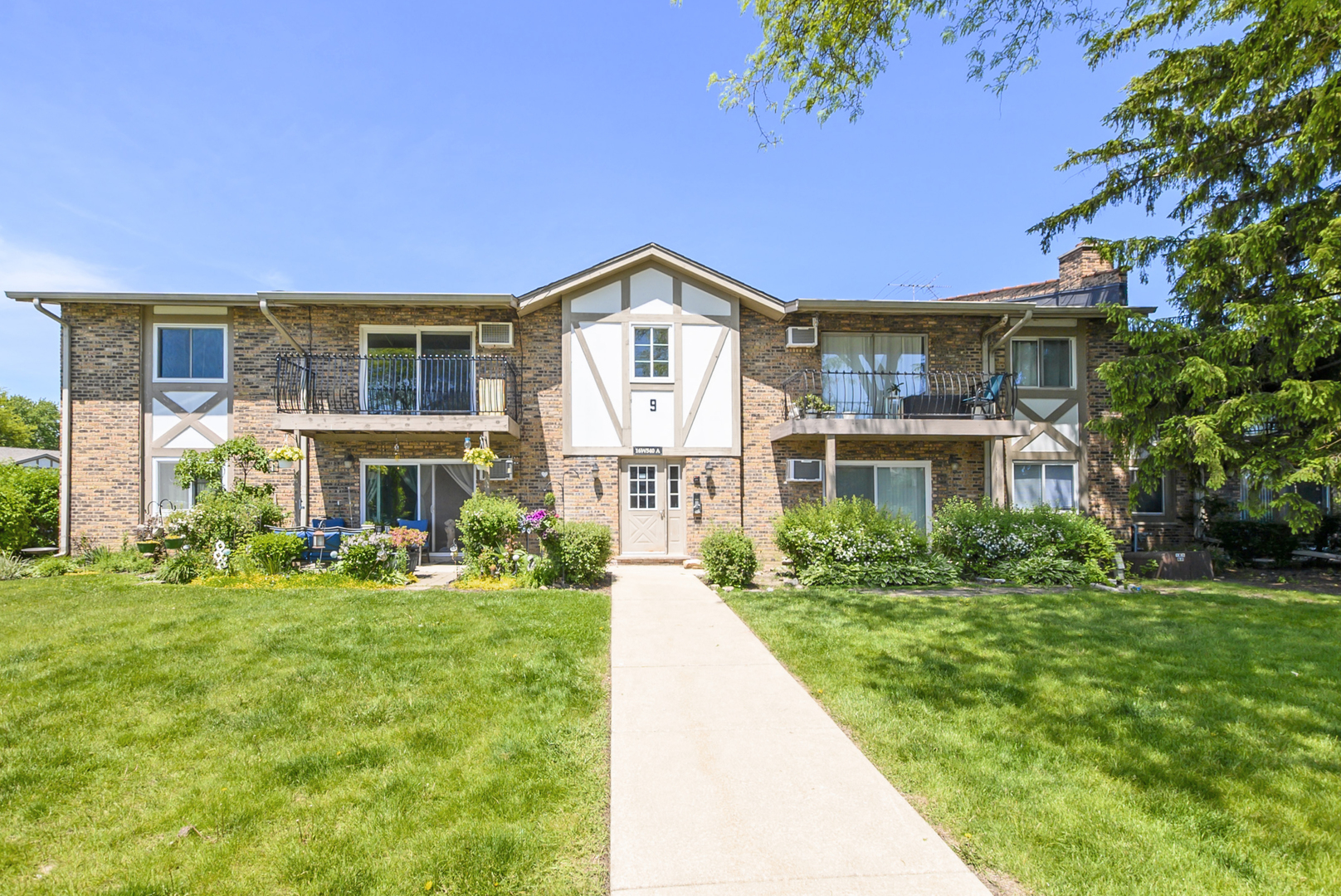 16W540 Lake Drive #9A-201, Willowbrook, IL