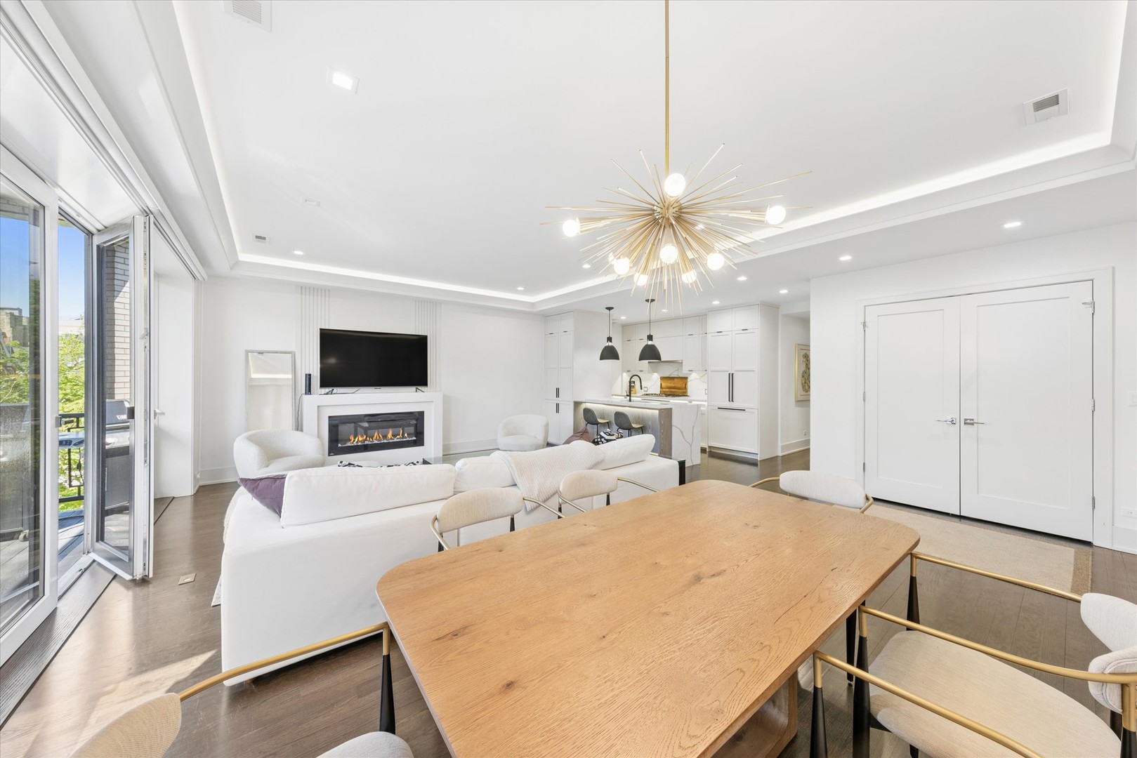 1334 W WALTON Street #2W, Chicago, IL