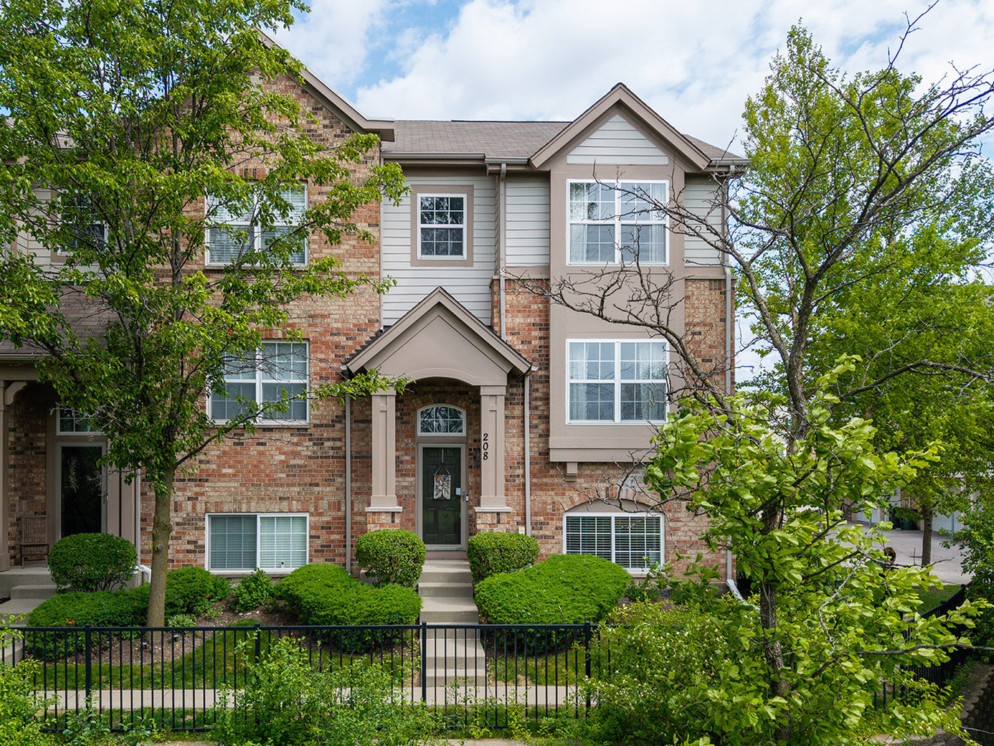 208 Prairie Court, Morton Grove, IL
