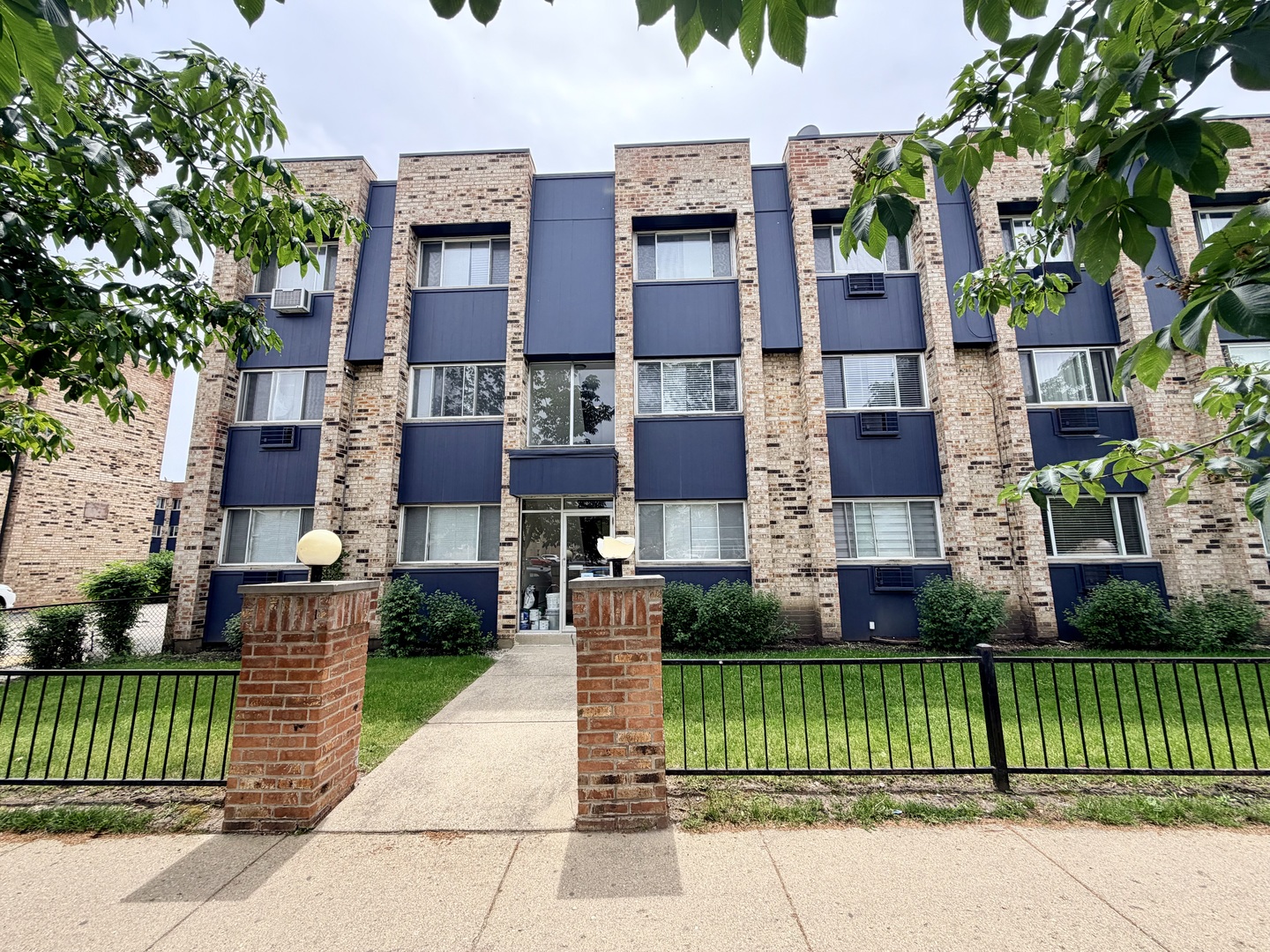 8649 W Foster Avenue, Chicago, IL