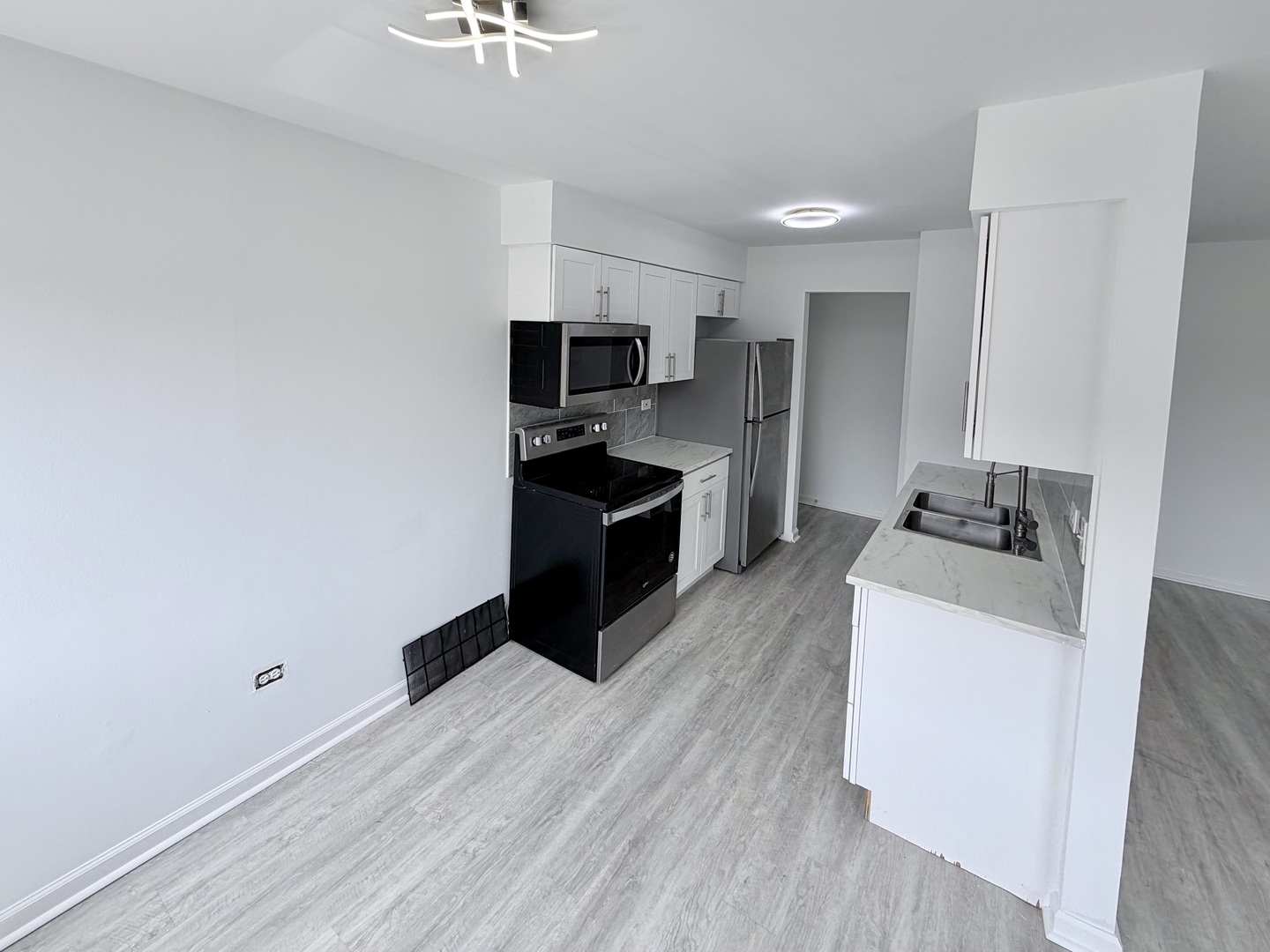8649 W Foster Avenue, Chicago, IL