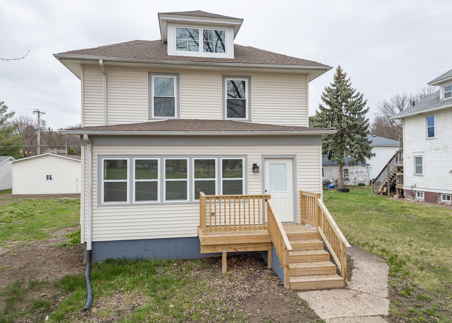 924 N 3RD Street, Clinton, IA