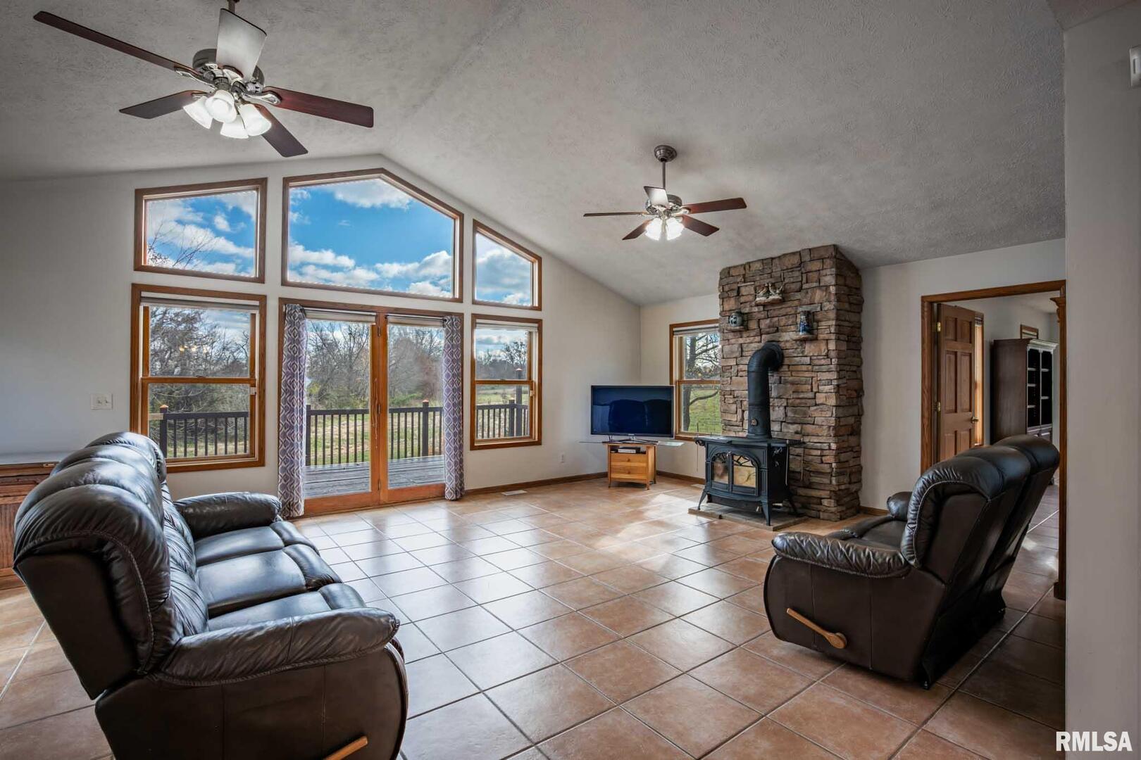 450 Clark School Road, DeSoto, IL