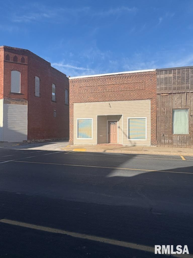 110 W MARKET Street, Christopher, IL