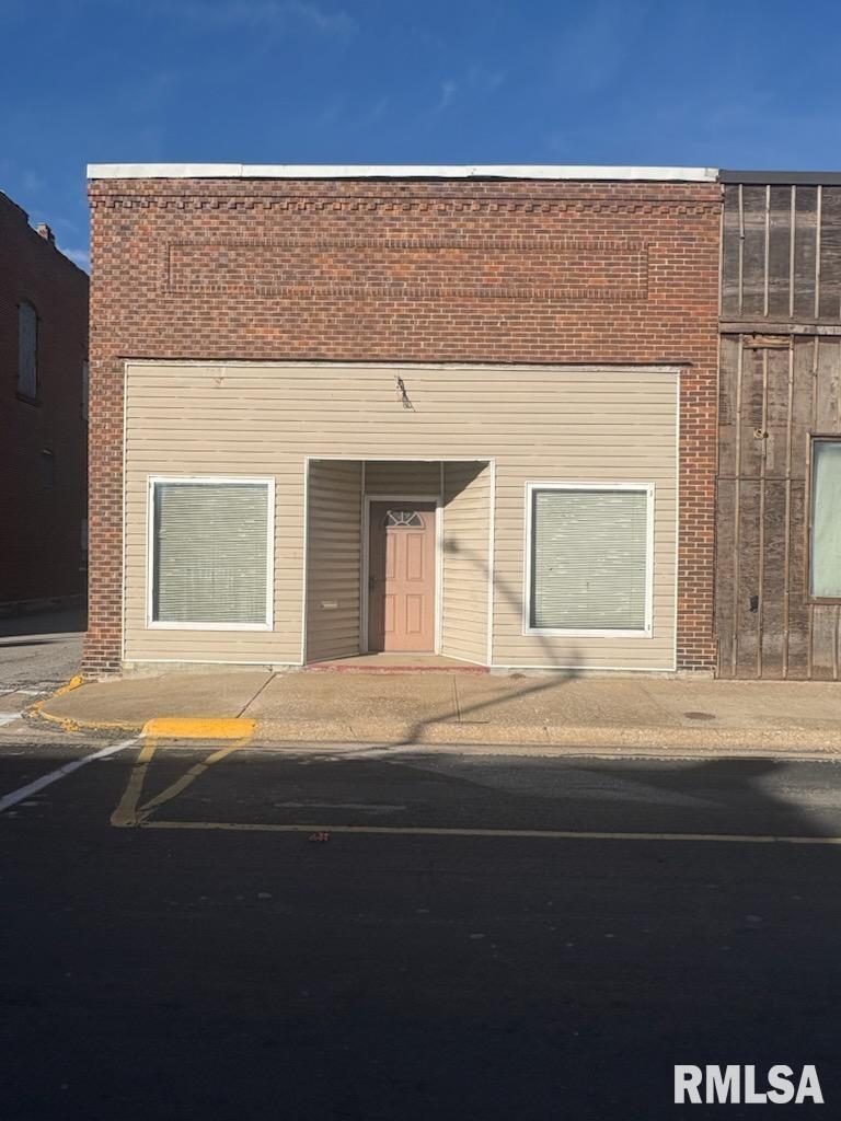 110 W MARKET Street, Christopher, IL