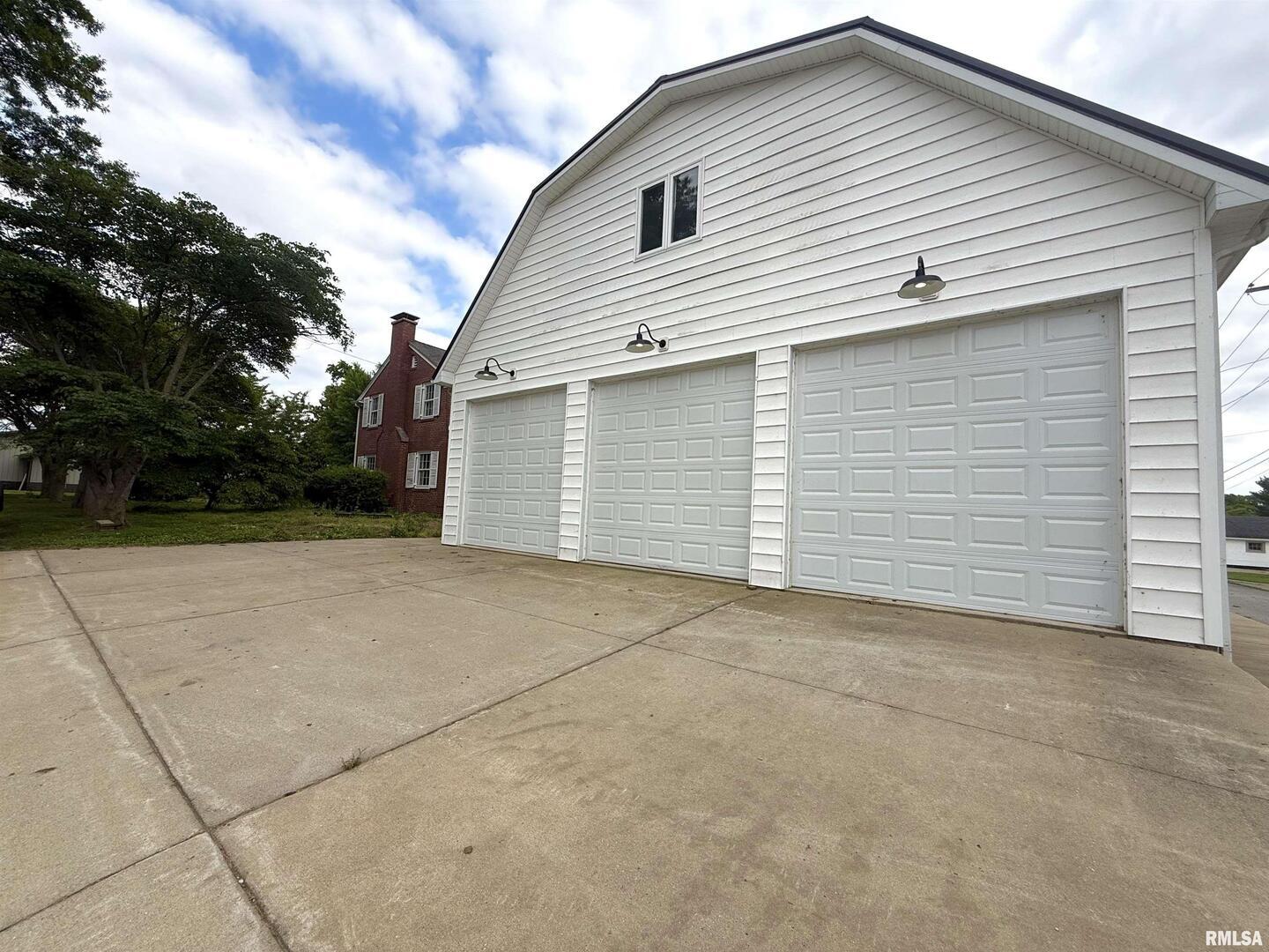 215 3RD Street, Carmi, IL