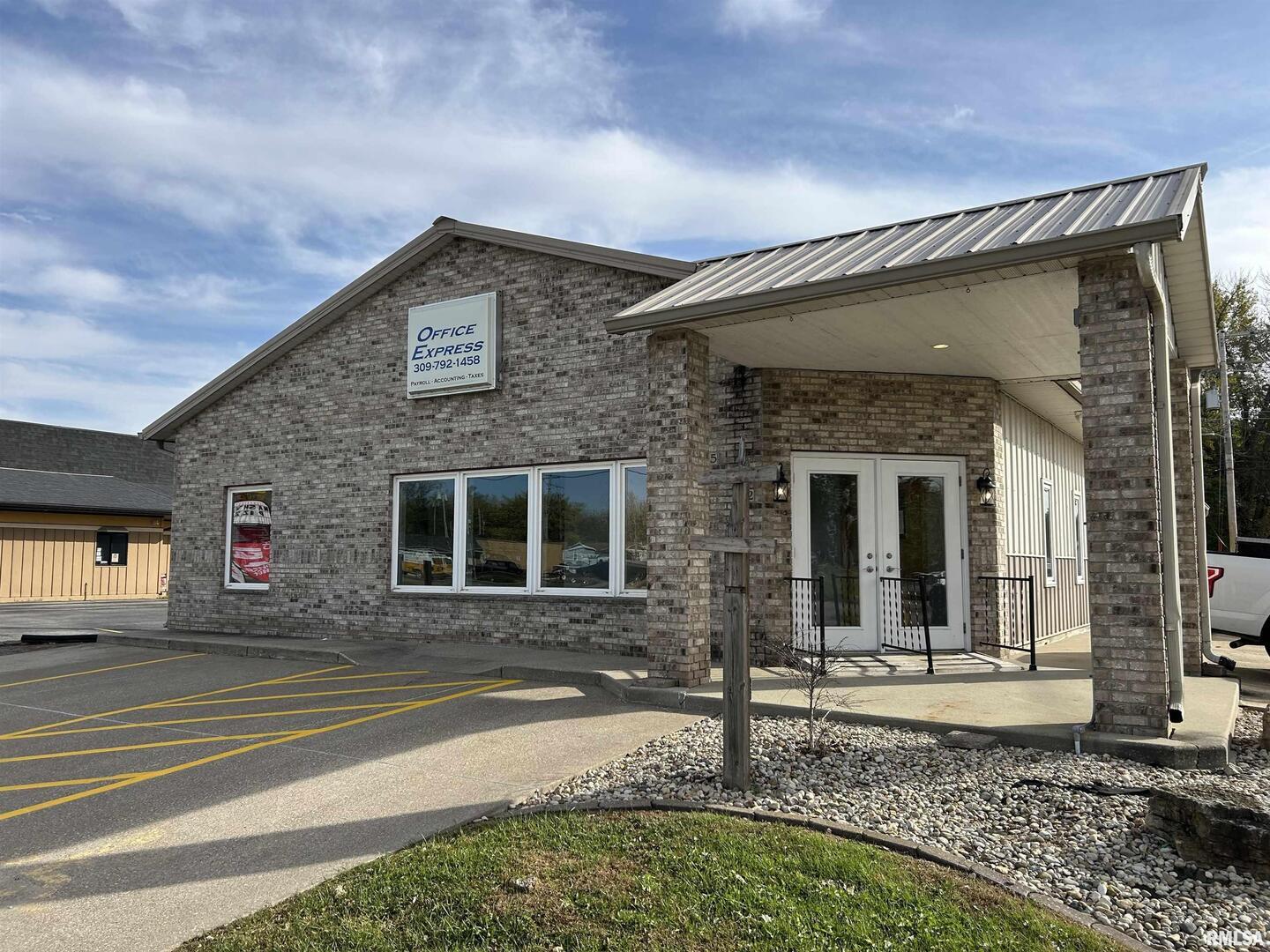 512 1ST Avenue #3, Colona, IL