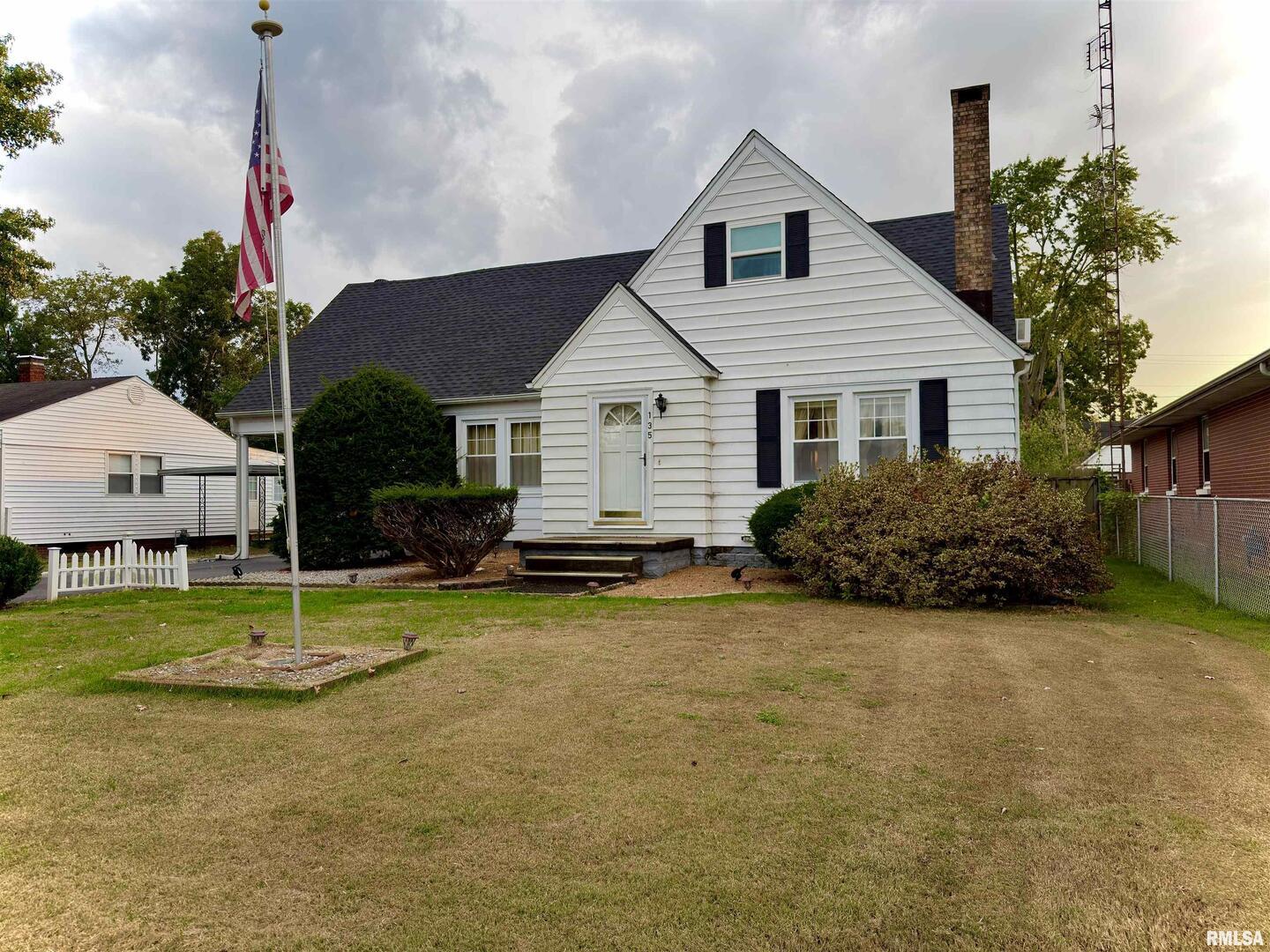 135 10TH Street, Carmi, IL