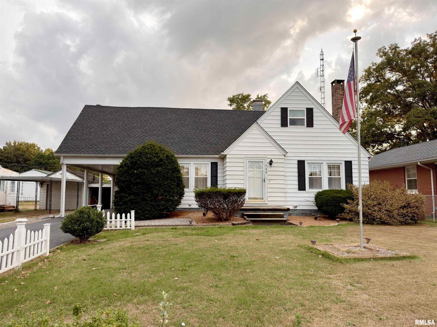 135 10TH Street, Carmi, IL
