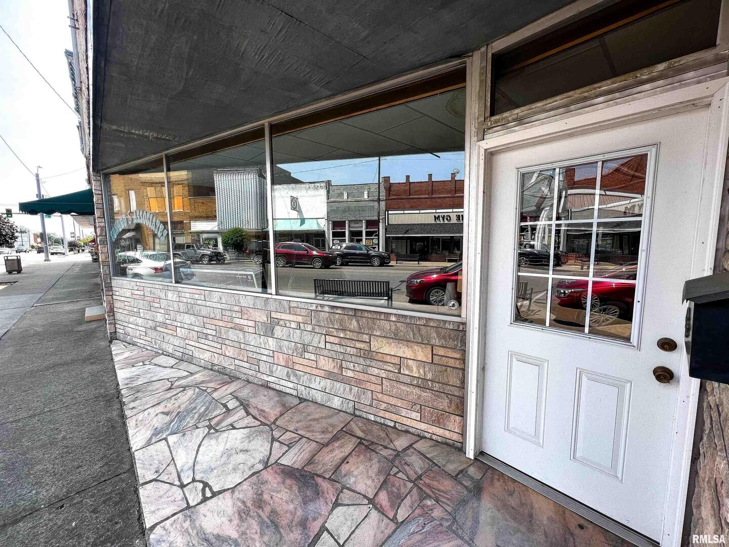 111 W NORTH Avenue #109, Flora, IL