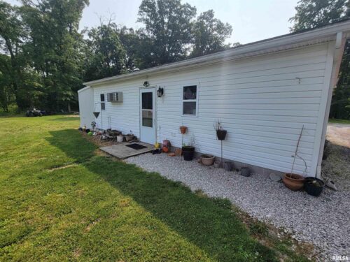 7324 State Route 161, Iuka, IL