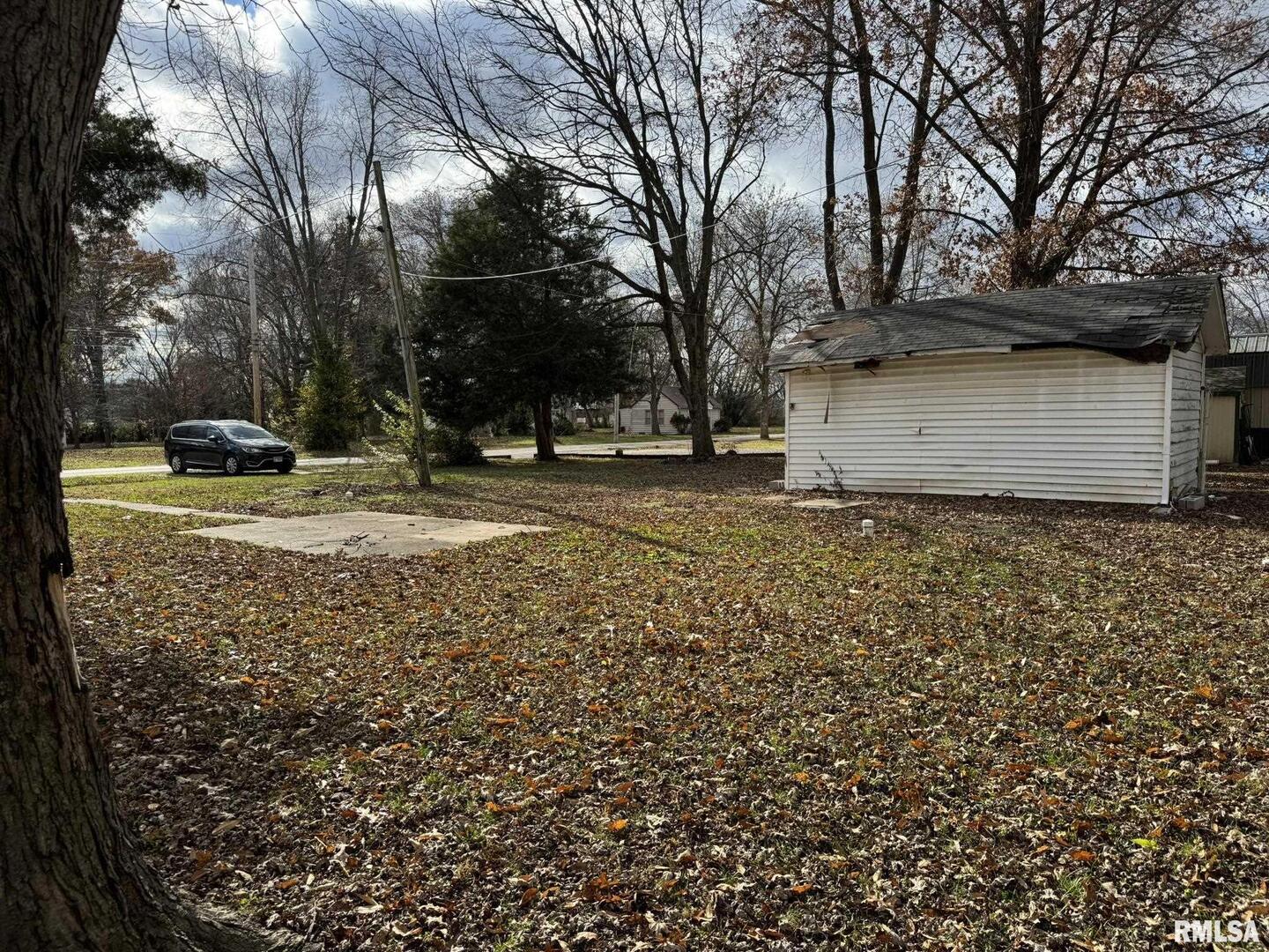 602 W 3RD Street, Flora, IL