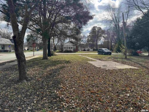 602 W 3RD Street, Flora, IL