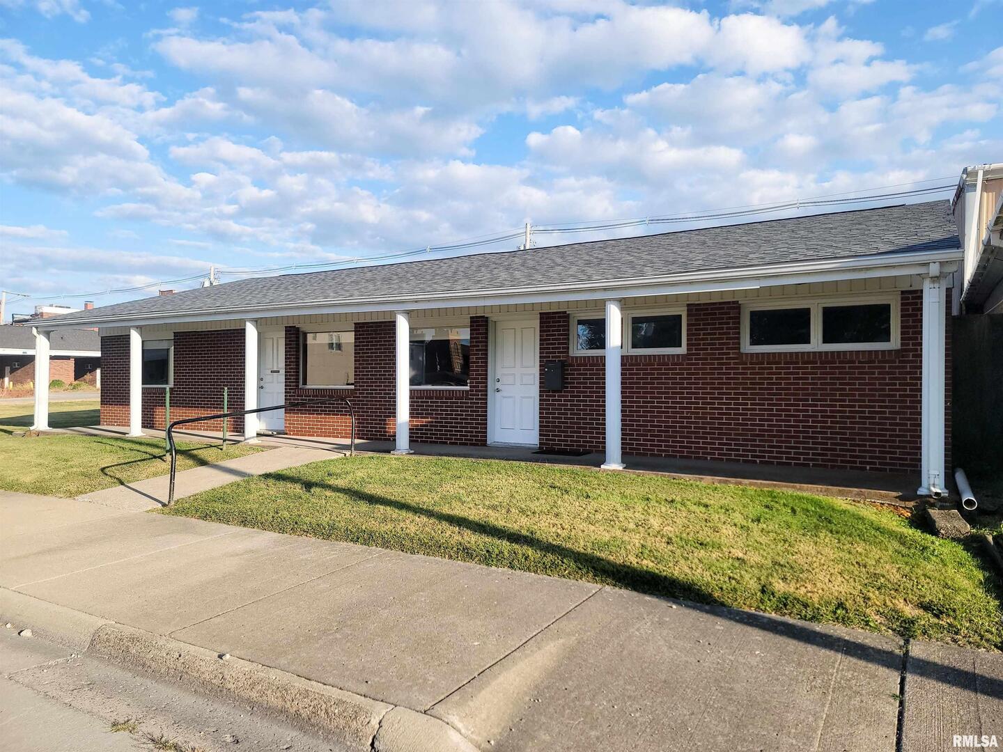 119 W 2ND Street, Flora, IL