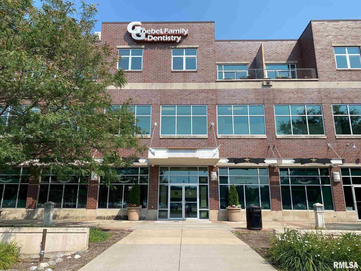 1601 RIVER Drive #100, Moline, IL
