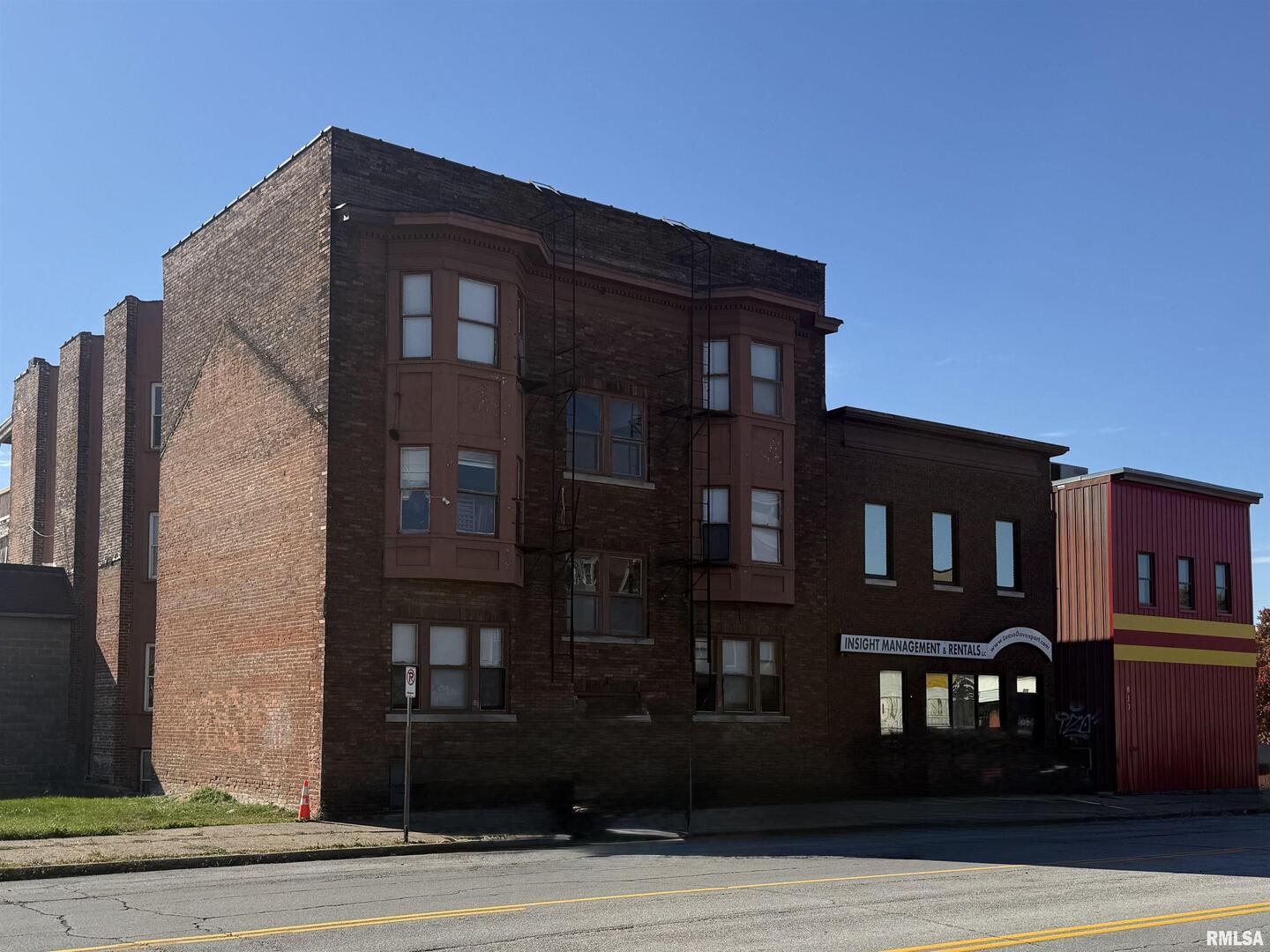 805 W 2ND Street, Davenport, IA