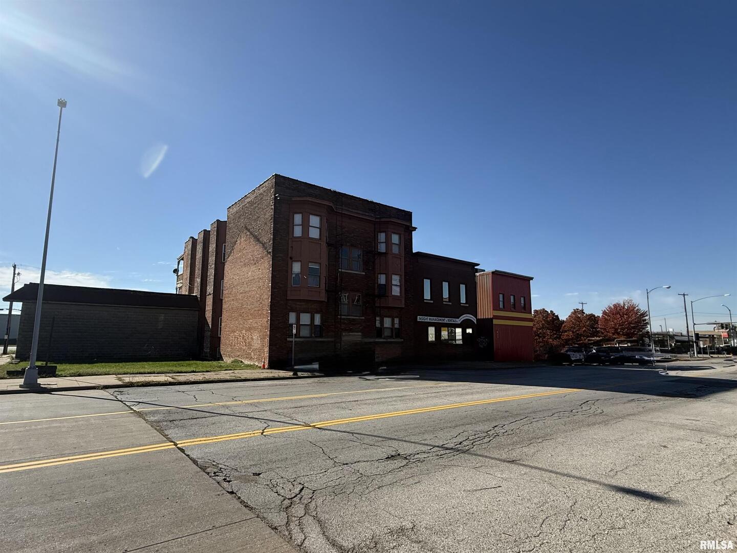 805 W 2ND Street, Davenport, IA