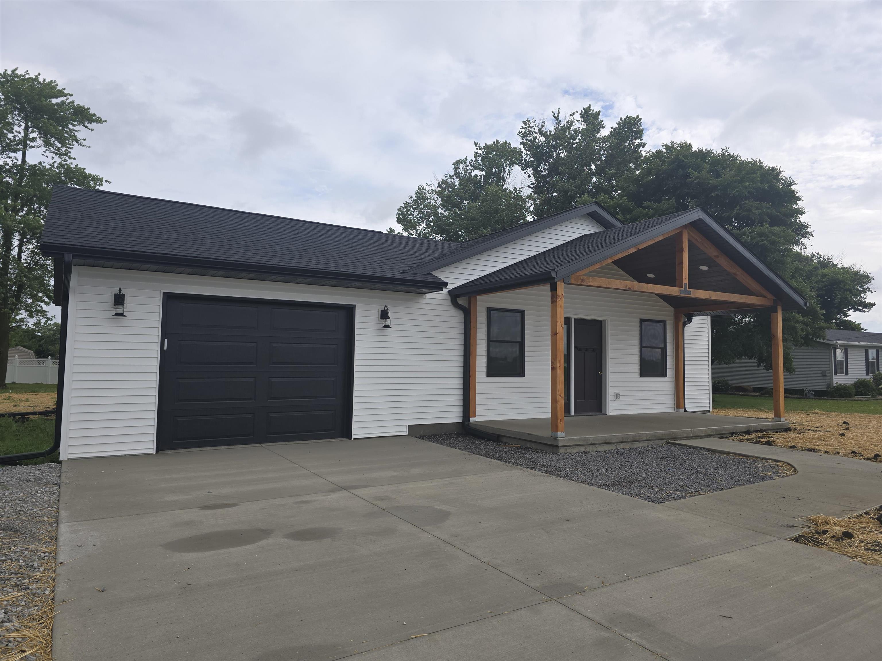 1005 Augusta Road, Carthage, IL