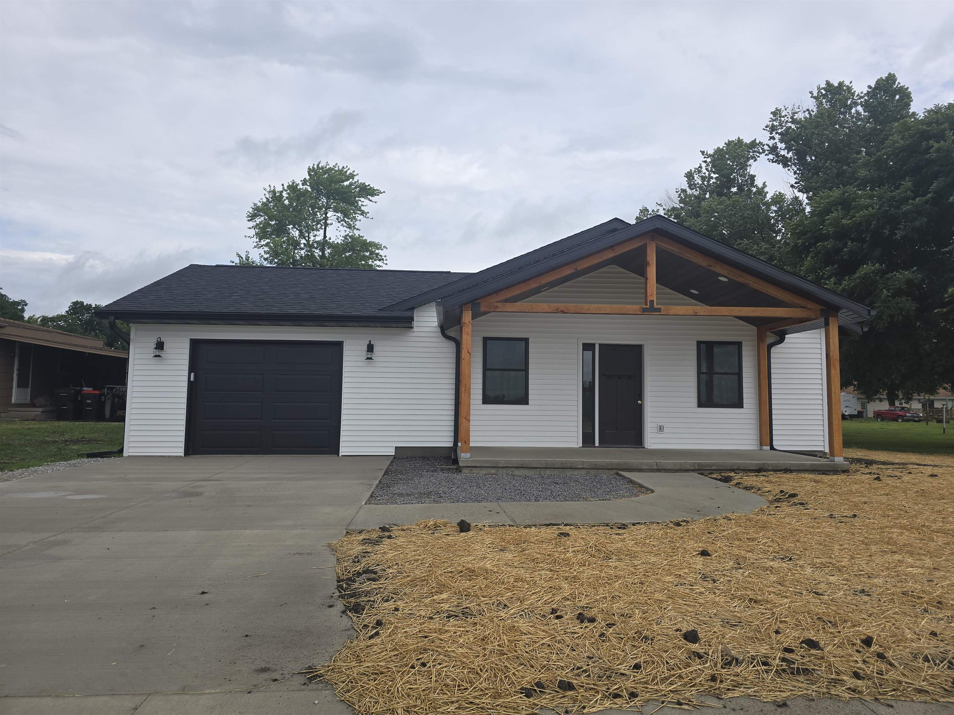 1005 Augusta Road, Carthage, IL