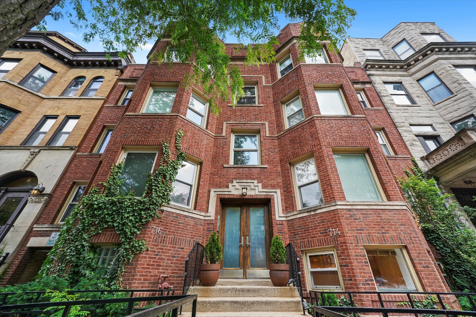 716 W Barry Avenue #3, Chicago, IL