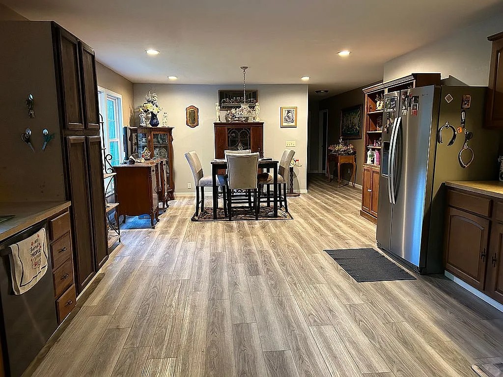 6180 Reevesville Road, Grantsburg, IL