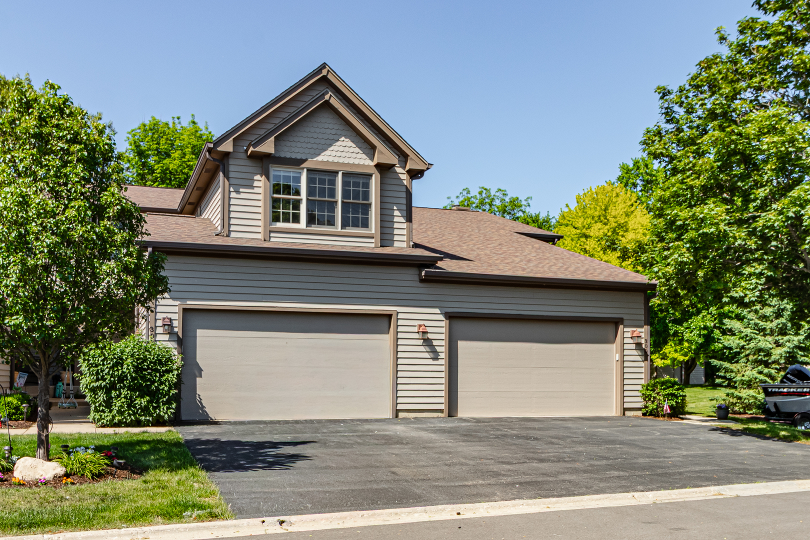302 Kazimour Drive, Lake Barrington, IL