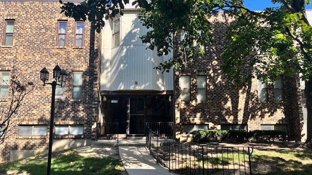 2275 Country Club Drive #11, Woodridge, IL