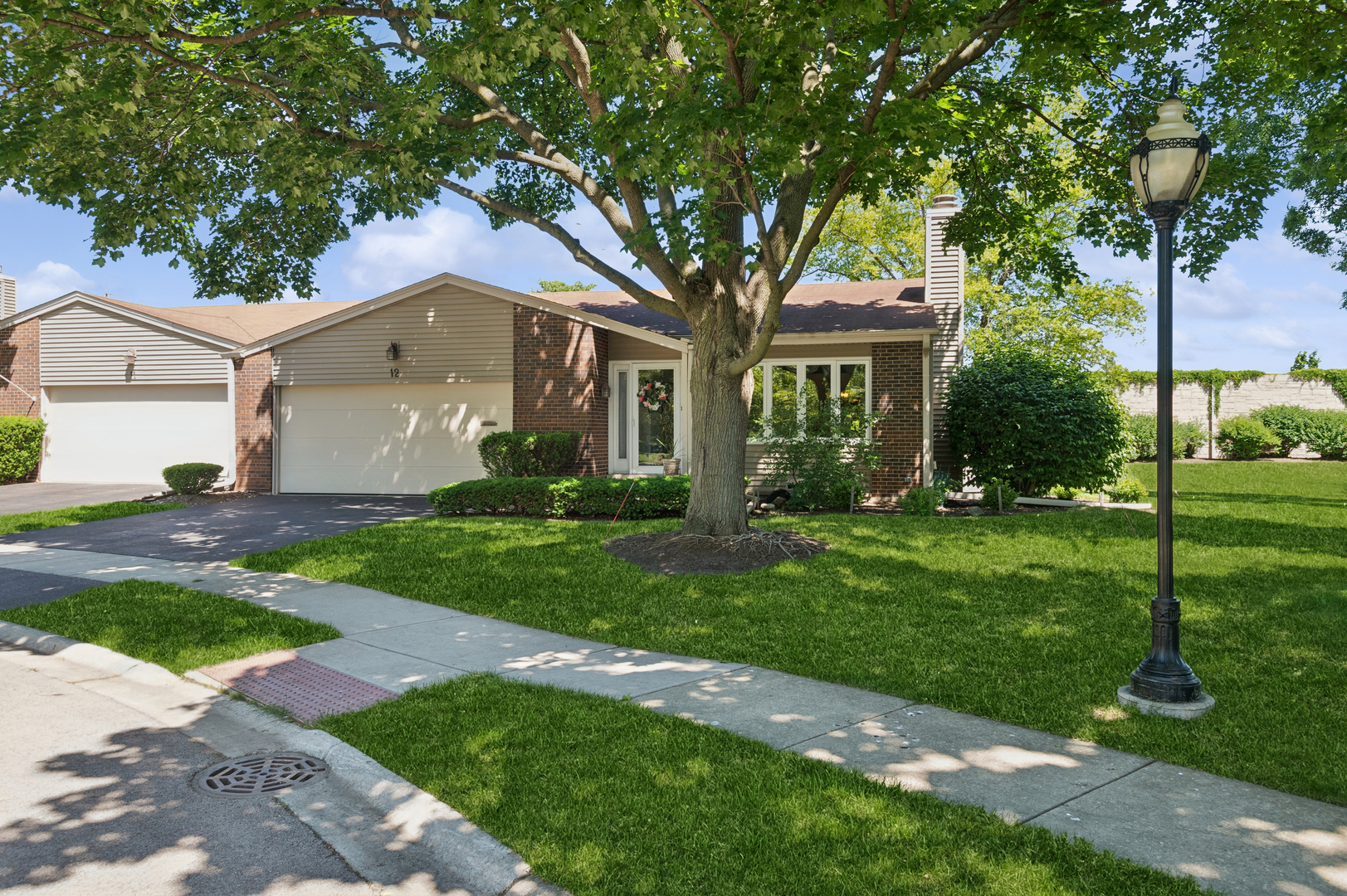 12 Pebblewood Trail, Naperville, IL