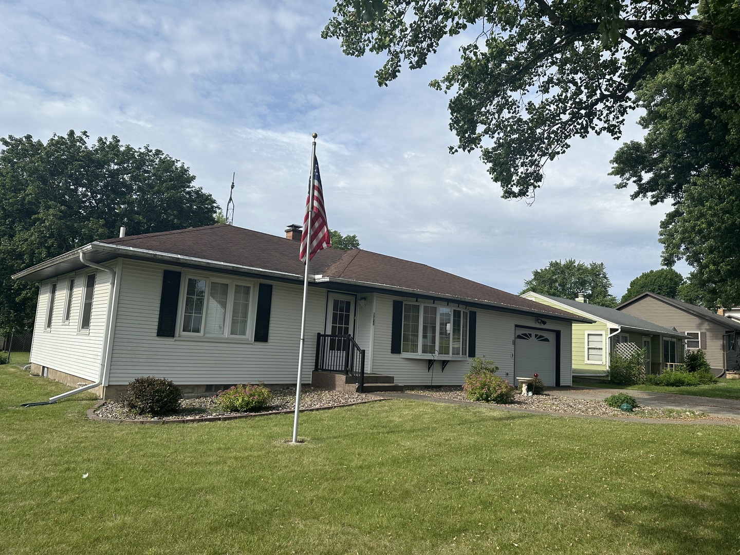 1723 E LAWN, Savanna, IL