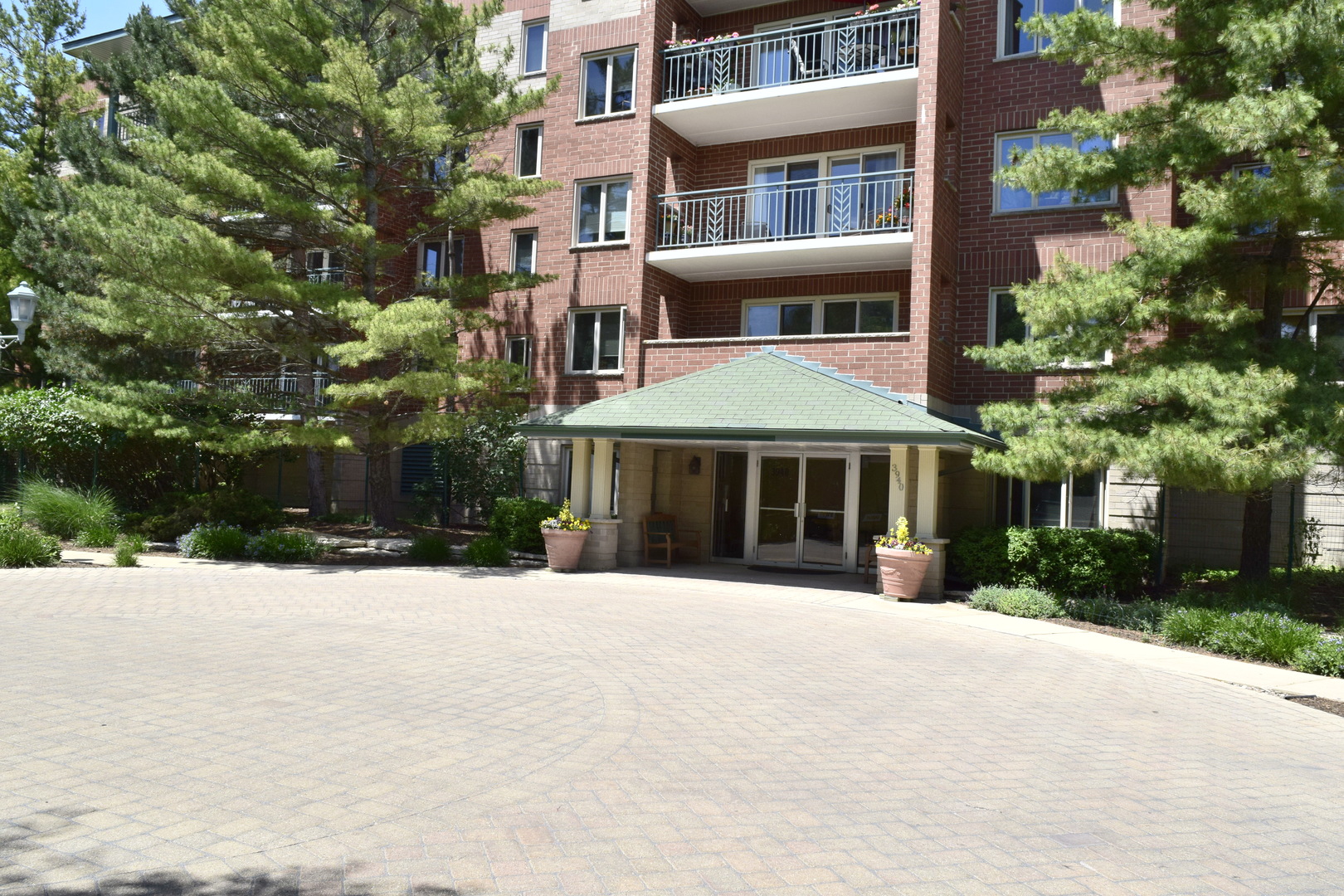 3940 W Bryn Mawr Avenue #402, Chicago, IL