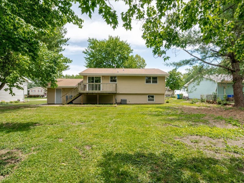124 Hilton Drive, Lexington, IL