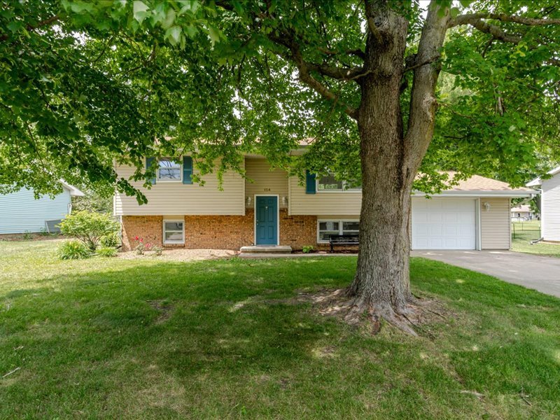 124 Hilton Drive, Lexington, IL