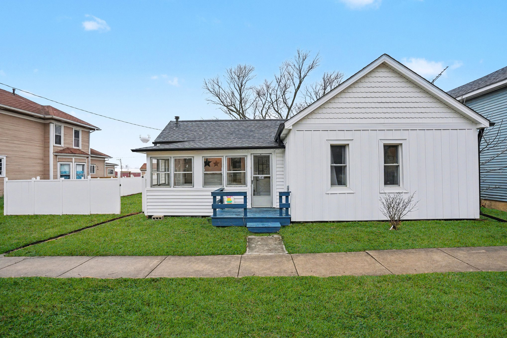 205 E TAYLOR Street, Grant Park, IL