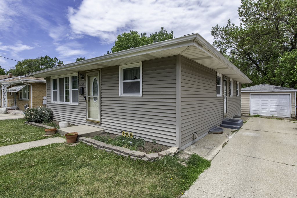 2528 Lucia Avenue, Waukegan, IL