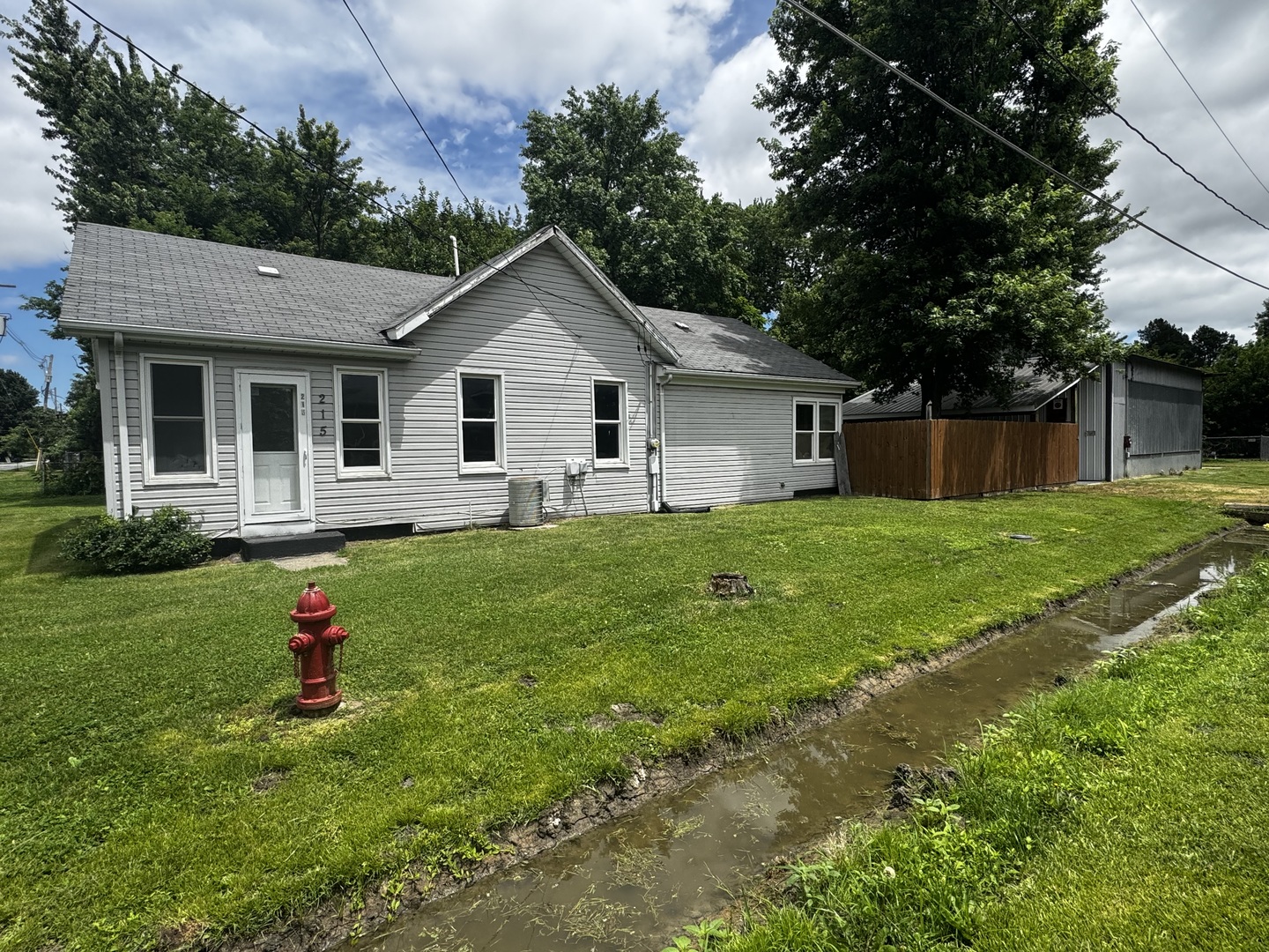 215 E Main Street, Tamaroa, IL
