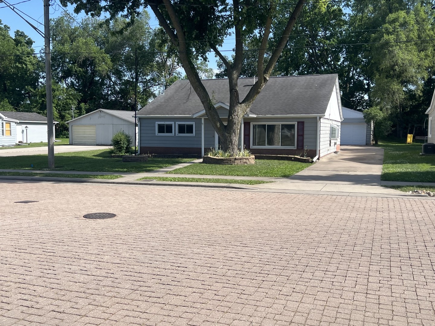 113 4TH Street, Carbon Cliff, IL
