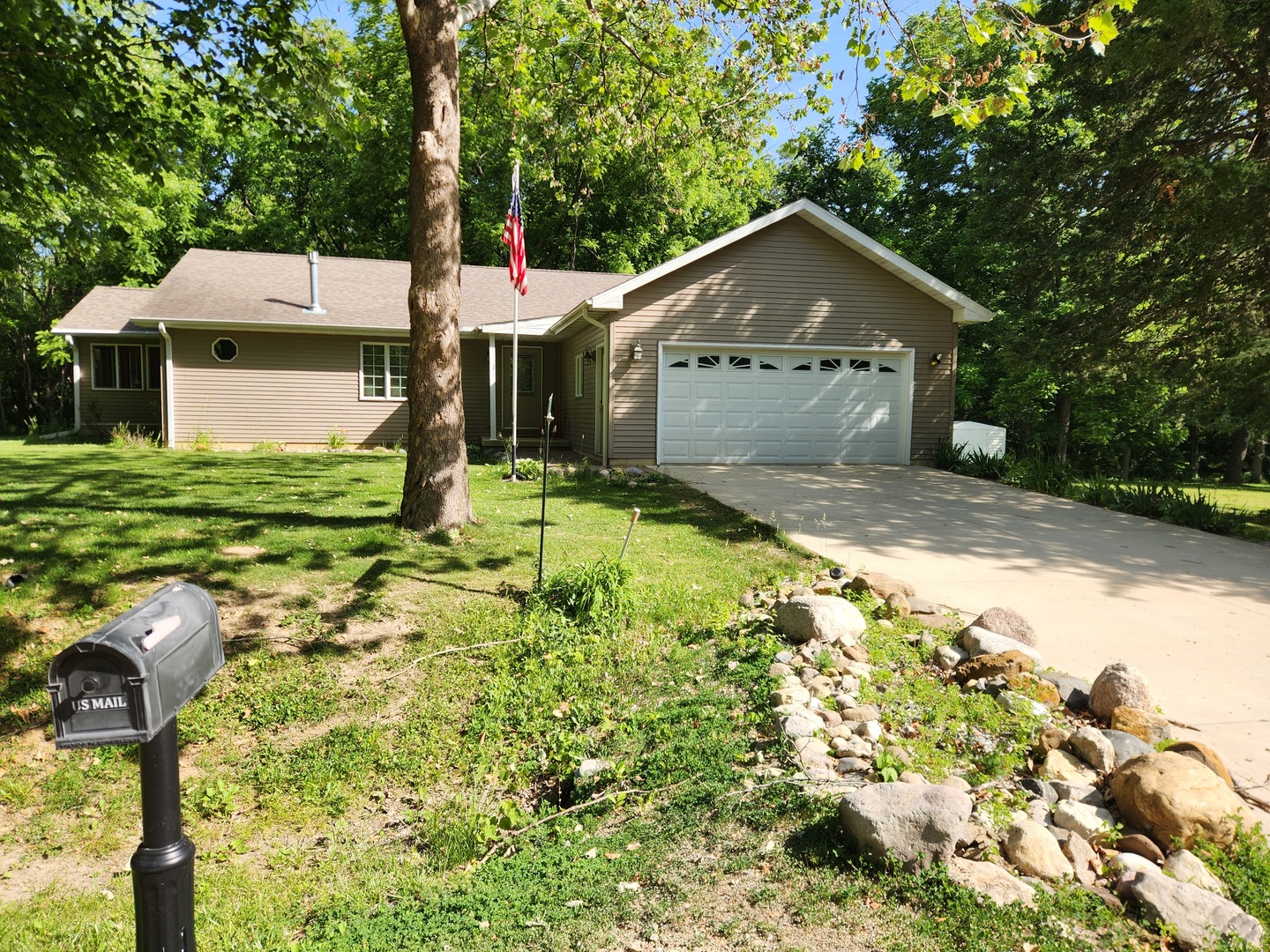 1 W Elmwood Drive, Putnam, IL