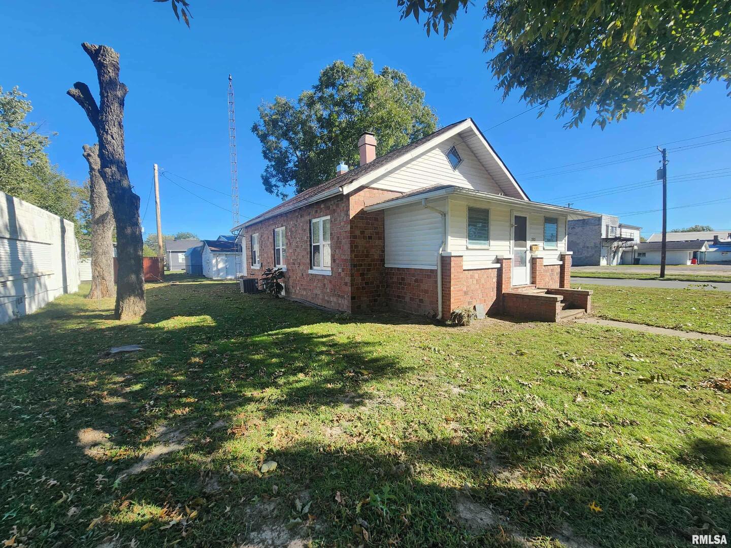 202 N VICTOR Street, Christopher, IL