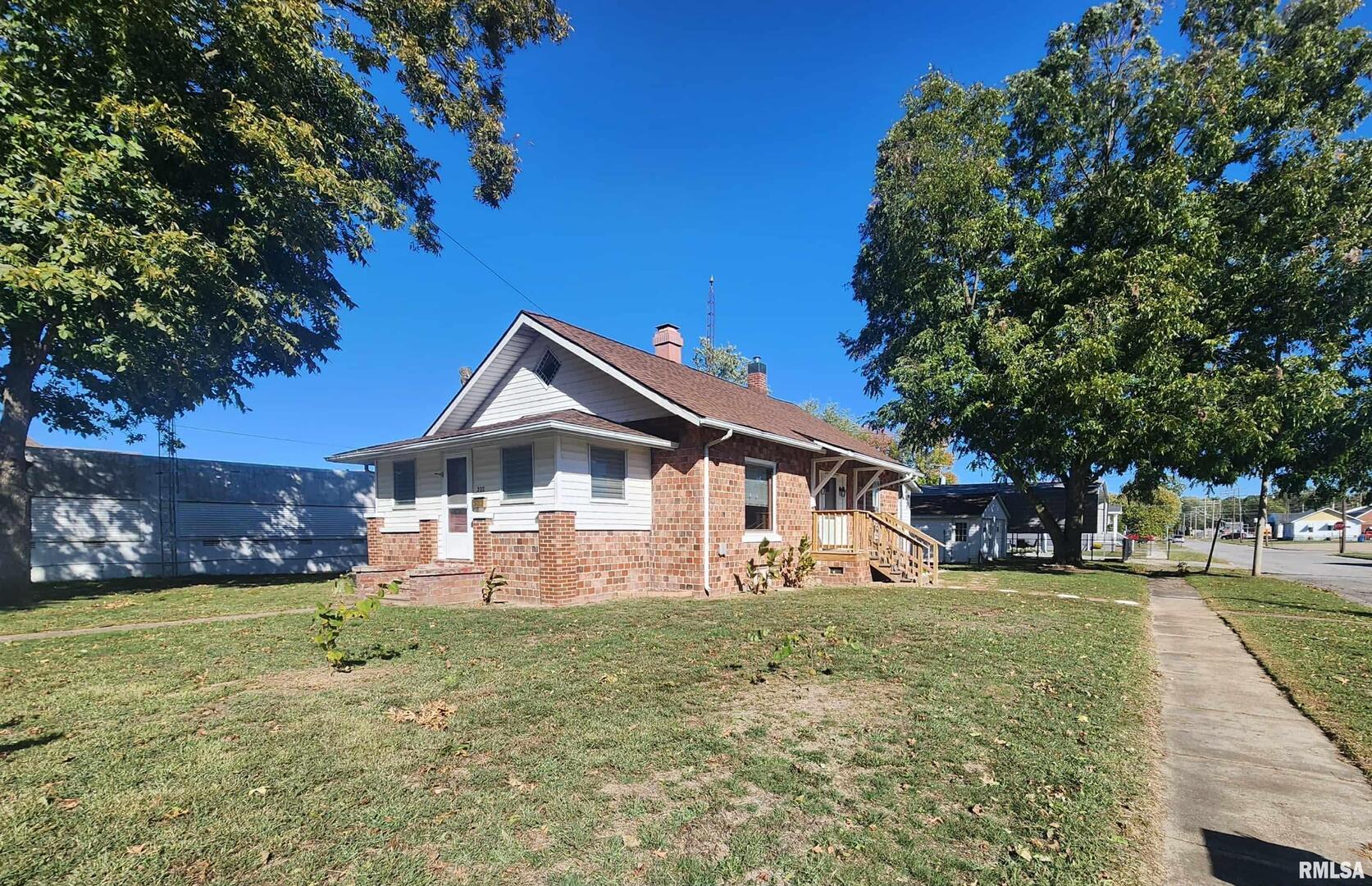 202 N VICTOR Street, Christopher, IL