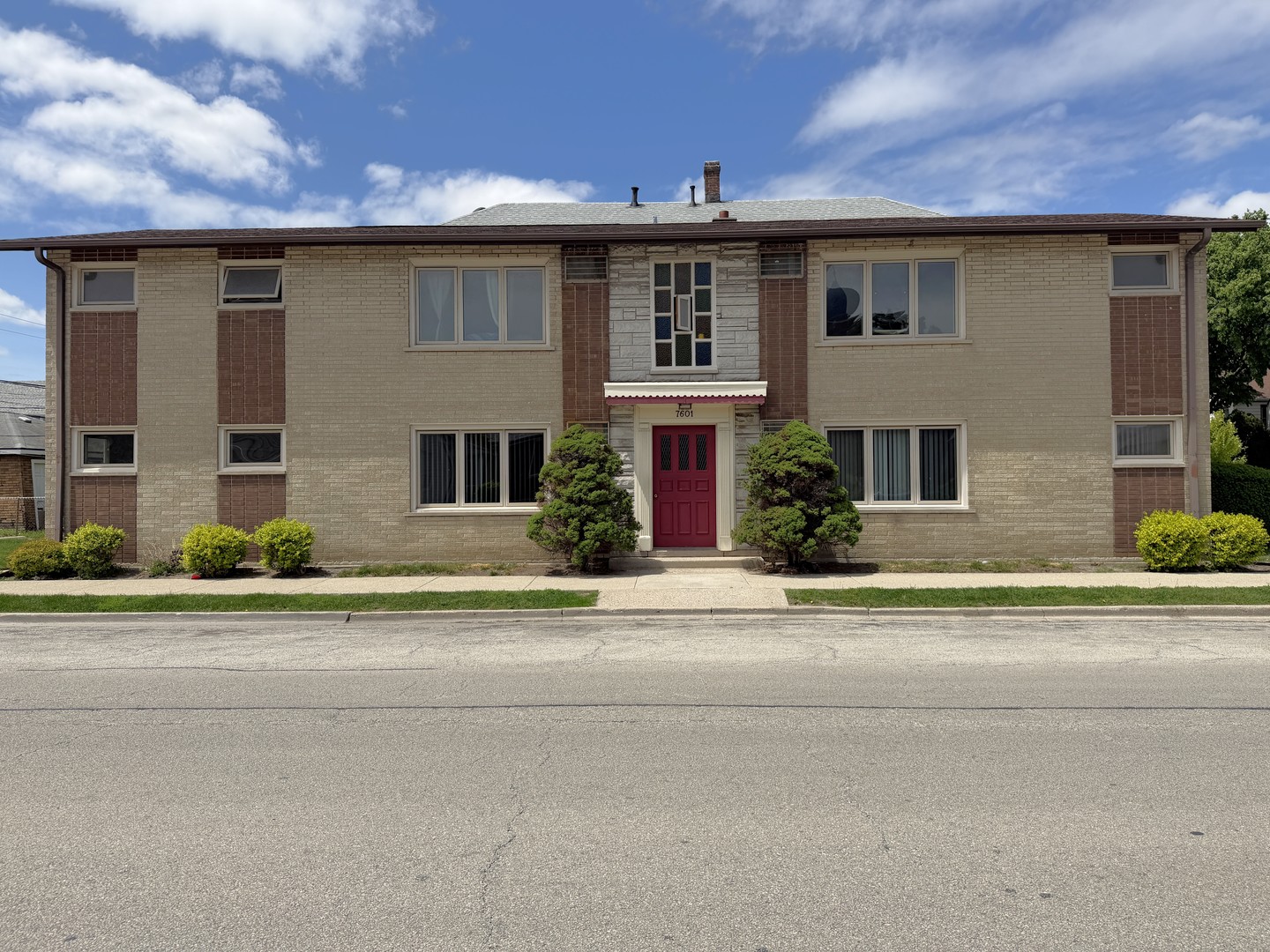 7601 W 61 Place #1S, Summit, IL