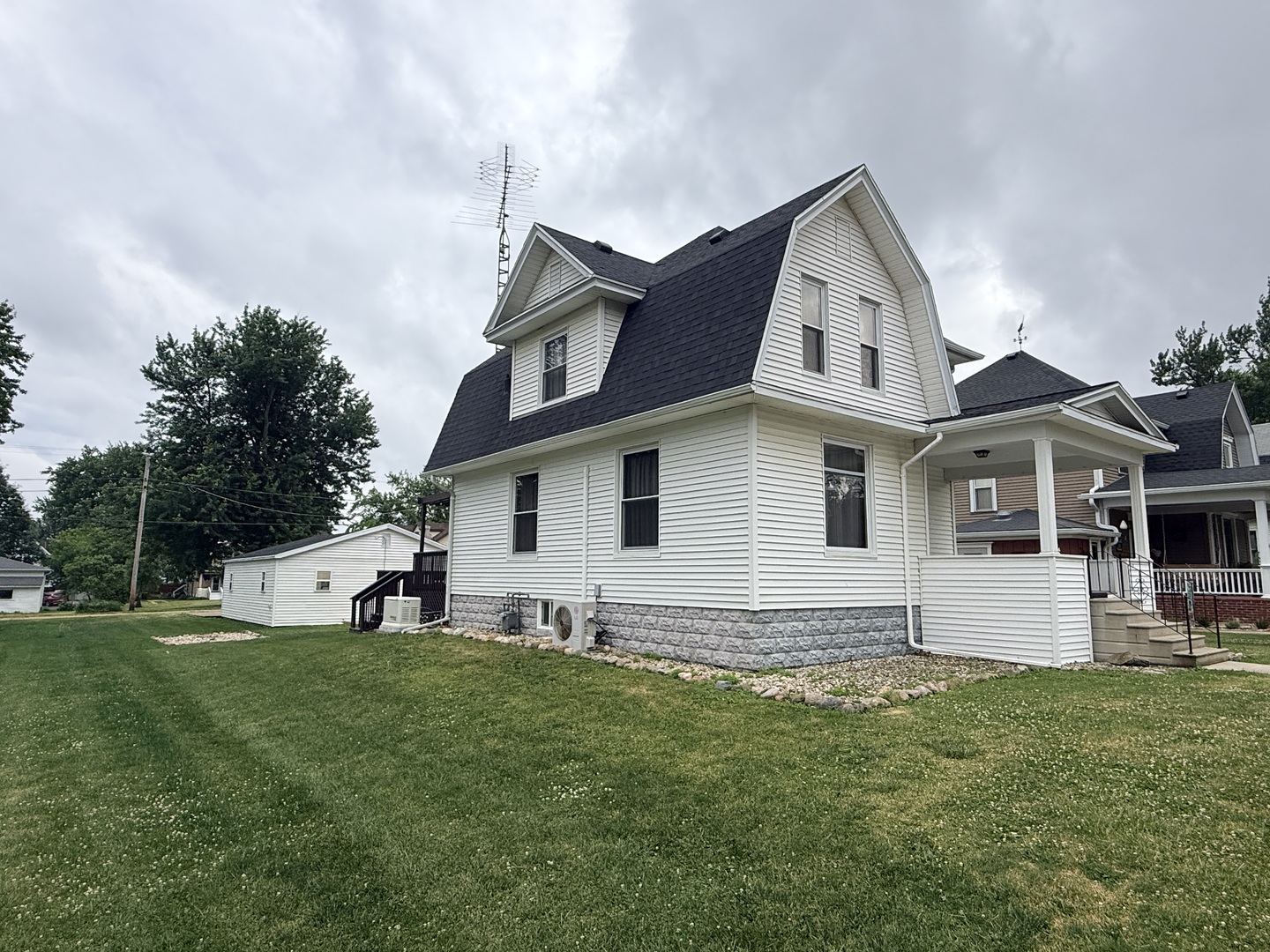 217 W Chestnut Street, Compton, IL