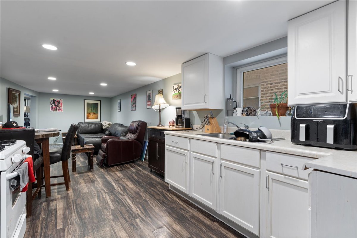 4131 W Nelson Street, Chicago, IL