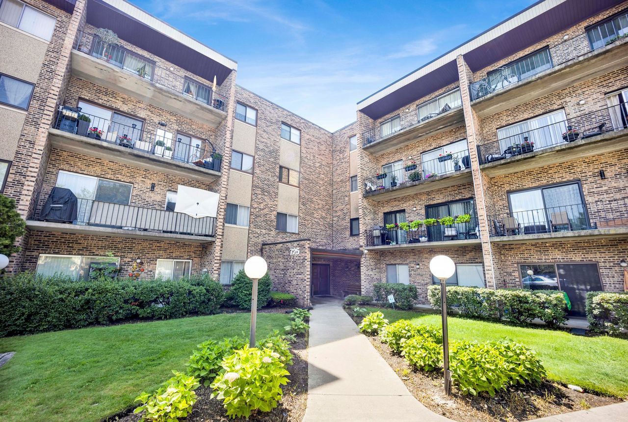 725 W Huntington Commons Road #416, Mount Prospect, IL