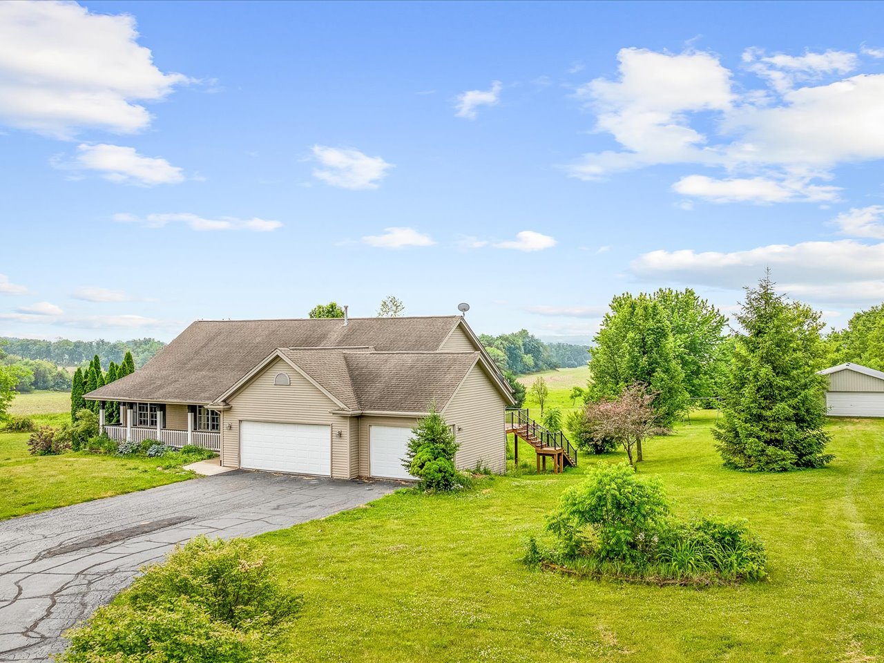 13728 Yale Bridge Road, Durand, IL