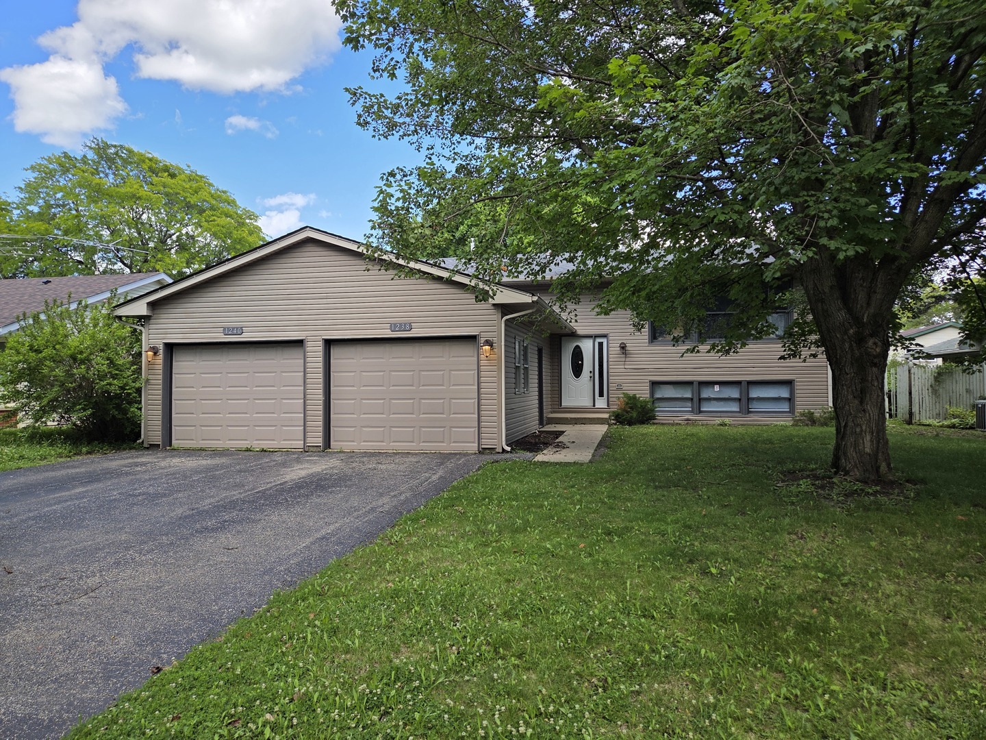 1238-1240 Thomas Drive, Woodstock, IL