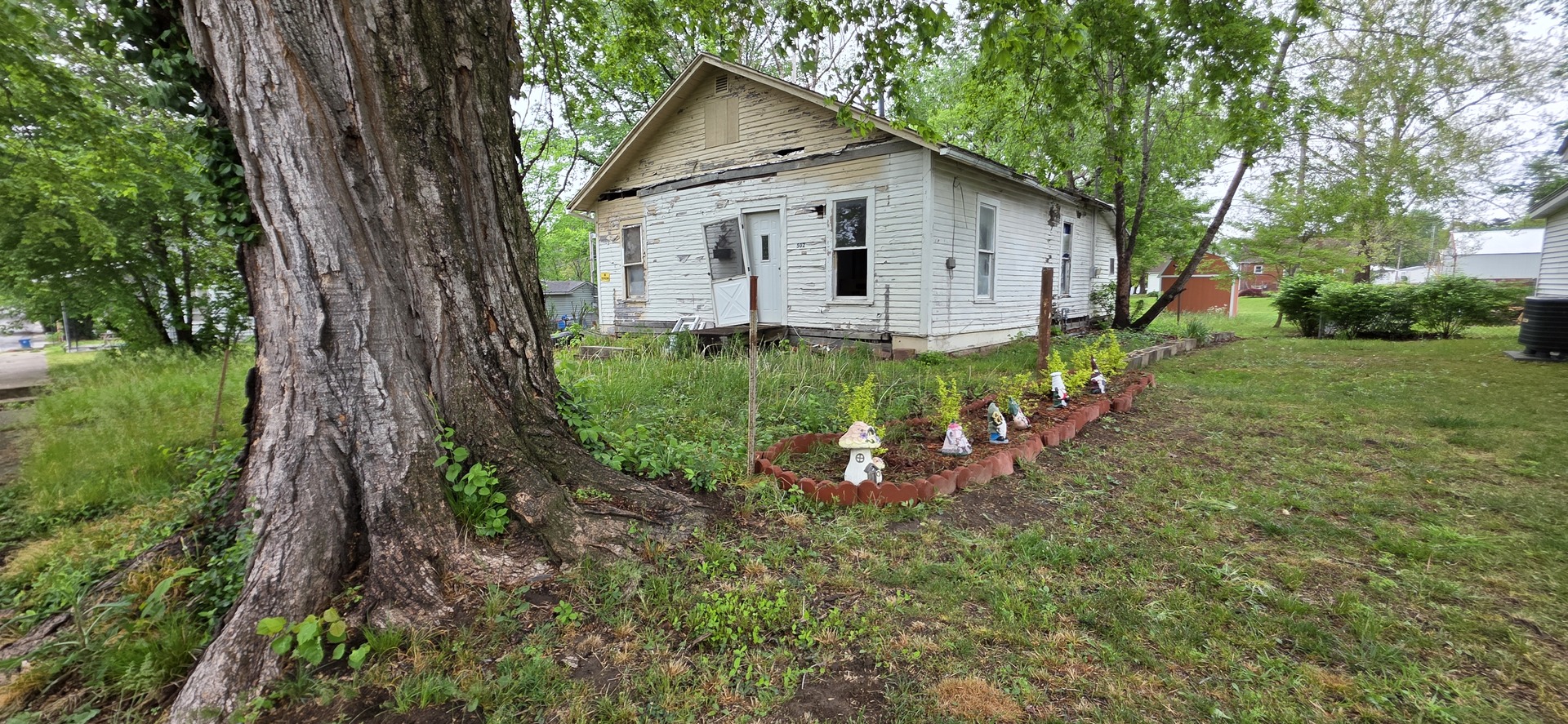 502 E Saint Charles Avenue, Mcleansboro, IL