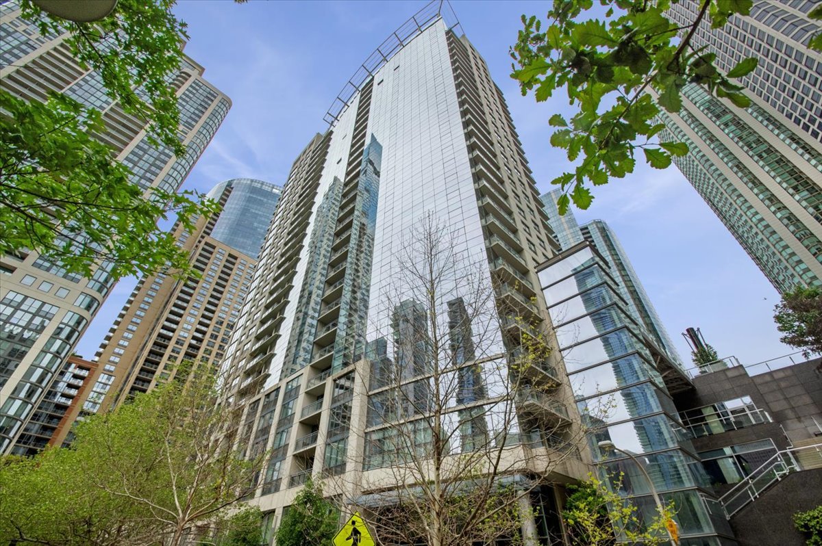 201 N Westshore Drive #2006, Chicago, IL
